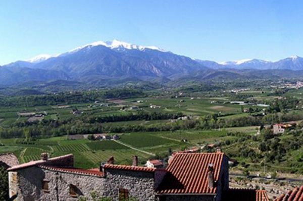 La plaine du Roussillon est bordée par les Pyrénées à l’ouest, le massif des Corbières au nord et la Méditerranée à l’est